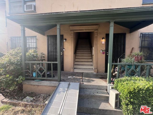 6130 S Hobart Boulevard, Los Angeles, CA 90047