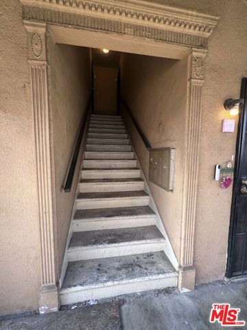 6130 S Hobart Boulevard, Los Angeles, CA 90047