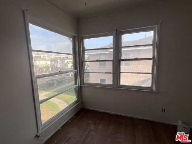 6130 S Hobart Boulevard, Los Angeles, CA 90047