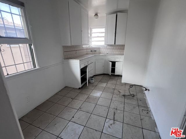 6130 S Hobart Boulevard, Los Angeles, CA 90047
