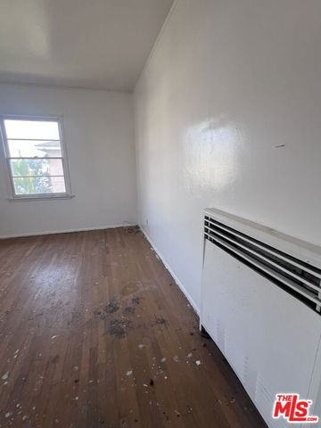 6130 S Hobart Boulevard, Los Angeles, CA 90047