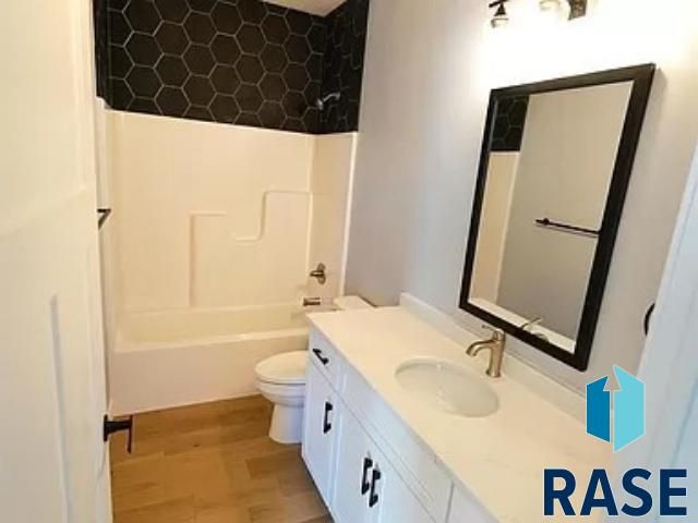 501 N Corsair Cir Circle, Sioux Falls, SD 57110