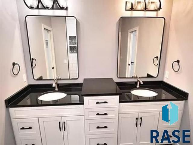 501 N Corsair Cir Circle, Sioux Falls, SD 57110