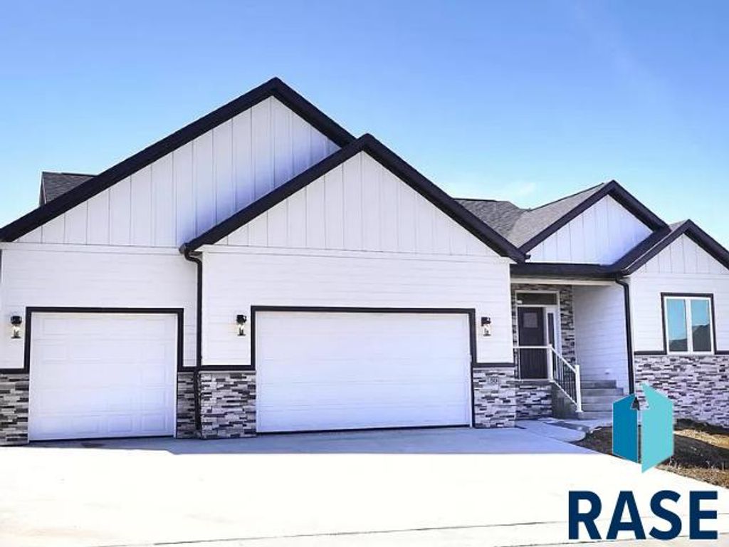 501 N Corsair Cir Circle, Sioux Falls, SD 57110