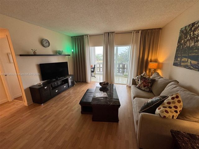 4330 Hillcrest Dr 304, Hollywood, FL 33021