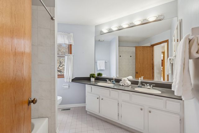 0N655 Courtney Lane, Winfield, IL 60190