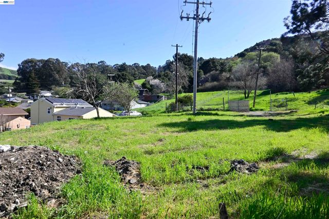 3944 La Cima Rd, El Sobrante, CA 94803