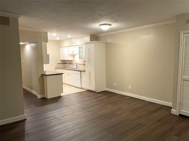 2224 S Piney Point Road 114, Houston, TX 77063
