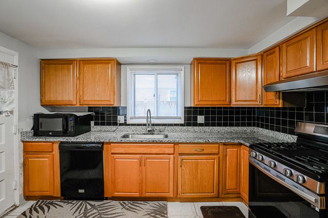 9275 N Hamlin Avenue N, Des Plaines, IL 60016