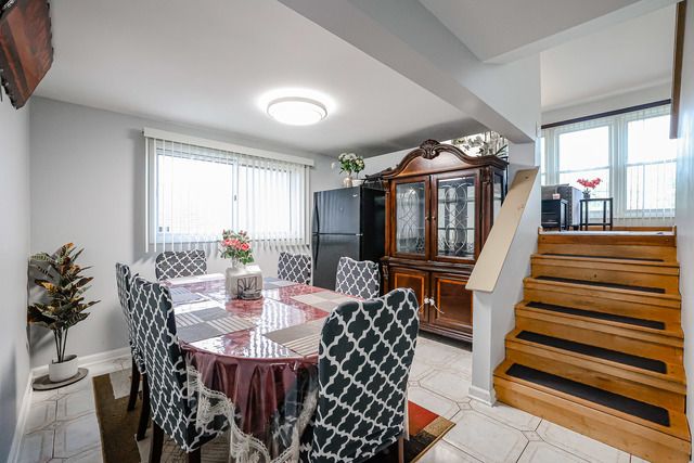 9275 N Hamlin Avenue N, Des Plaines, IL 60016