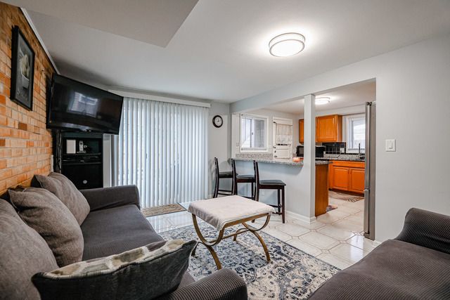 9275 N Hamlin Avenue N, Des Plaines, IL 60016