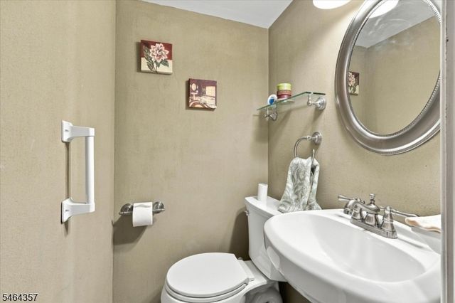 93 N Stoughton St, Bergenfield Boro, NJ 07621