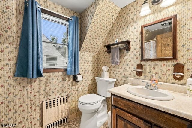 93 N Stoughton St, Bergenfield Boro, NJ 07621