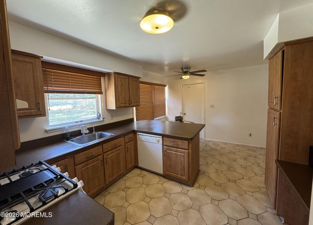 26 Sherwood Drive, Freehold, NJ 07728