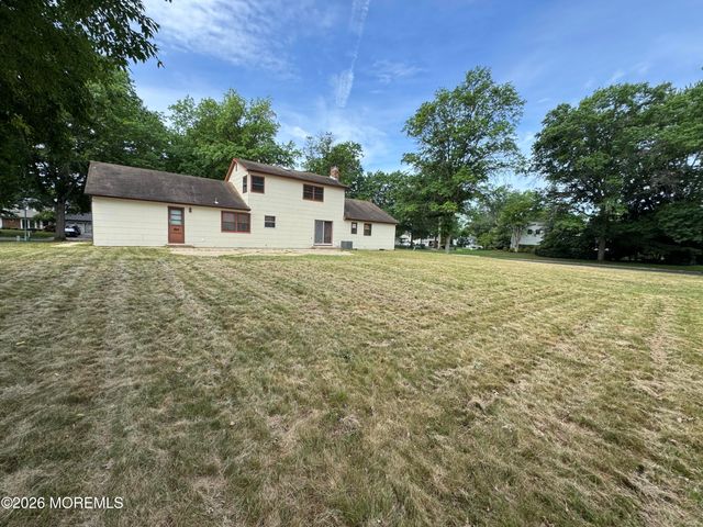 26 Sherwood Drive, Freehold, NJ 07728