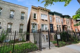 2448 W Taylor Street, Chicago, IL 60612