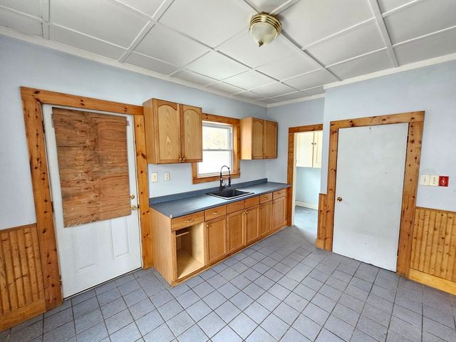 20 Greenway St, Pittsfield, MA 01201