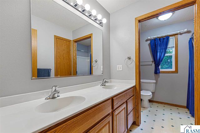 308 Meadow Woods Drive, Mankato, MN 56001
