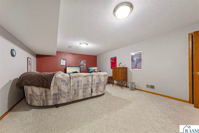 308 Meadow Woods Drive, Mankato, MN 56001