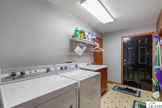 308 Meadow Woods Drive, Mankato, MN 56001