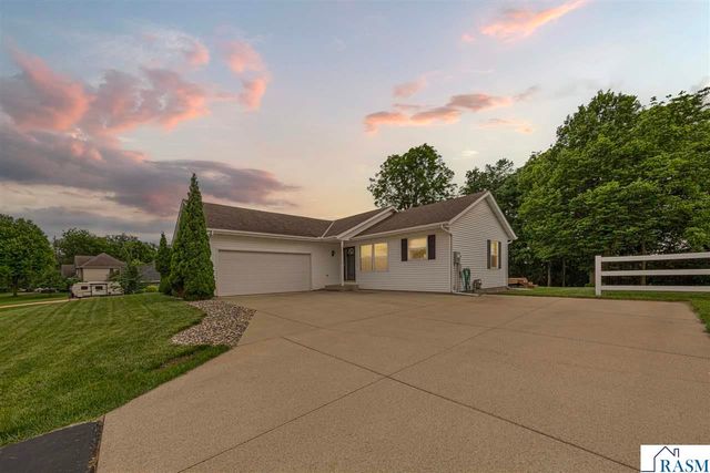 308 Meadow Woods Drive, Mankato, MN 56001