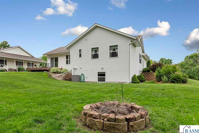 308 Meadow Woods Drive, Mankato, MN 56001