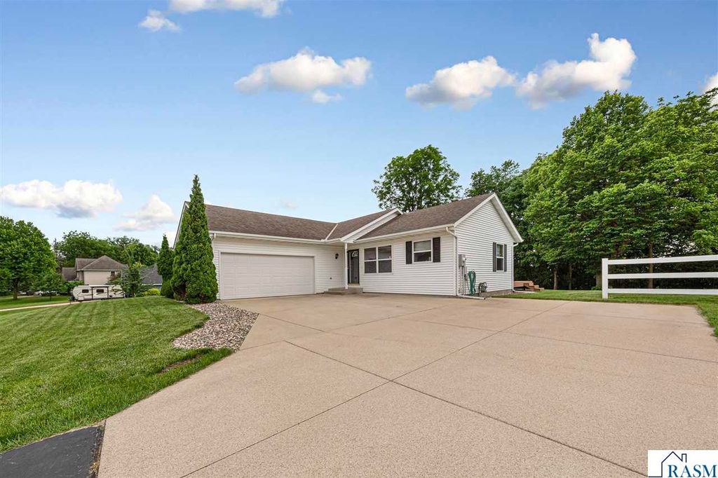 308 Meadow Woods Drive, Mankato, MN 56001