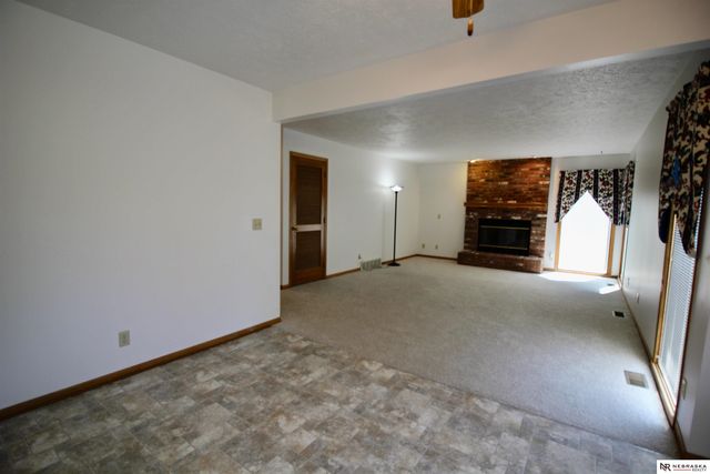 2001 Dana Lane, Papillion, NE 68133