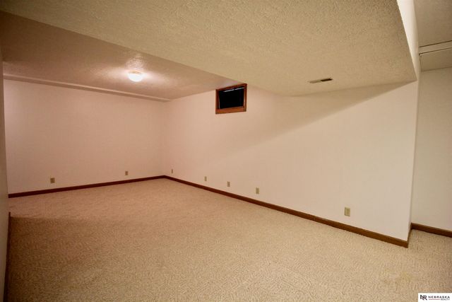 2001 Dana Lane, Papillion, NE 68133