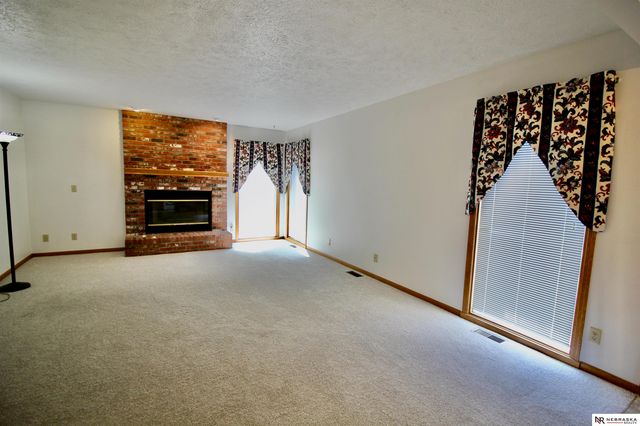 2001 Dana Lane, Papillion, NE 68133