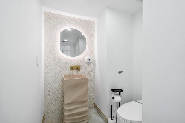 2724 N Ocean Boulevard, Fort Lauderdale, FL 33308