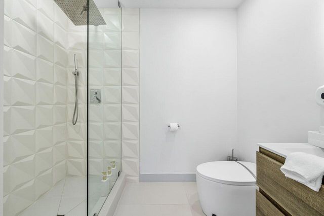 2724 N Ocean Boulevard, Fort Lauderdale, FL 33308