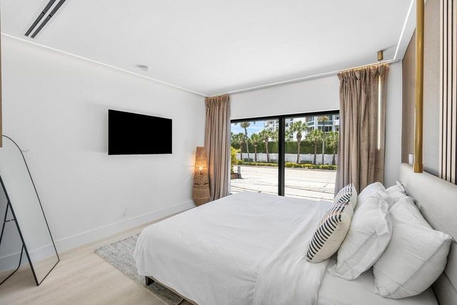 2724 N Ocean Boulevard, Fort Lauderdale, FL 33308