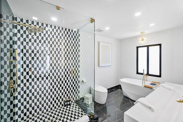 2724 N Ocean Boulevard, Fort Lauderdale, FL 33308