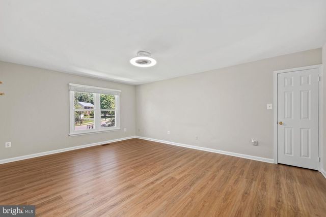 909 BROAD OAKS DR, Herndon, VA 20170