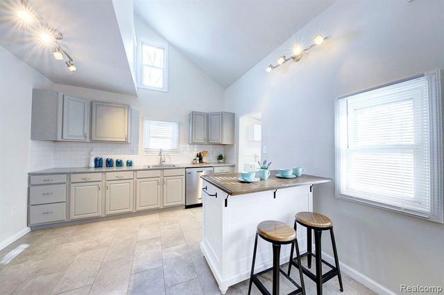 1597 W Saratoga Street, Ferndale, MI 48220