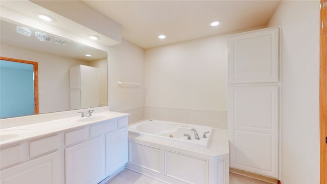 3523 Brook Run Drive, Des Moines, IA 50317