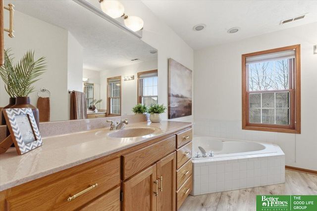 1215 Cork Drive, Papillion, NE 68046