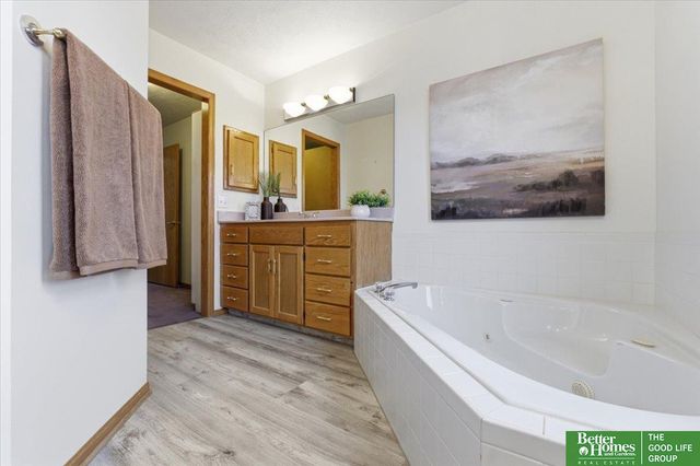 1215 Cork Drive, Papillion, NE 68046