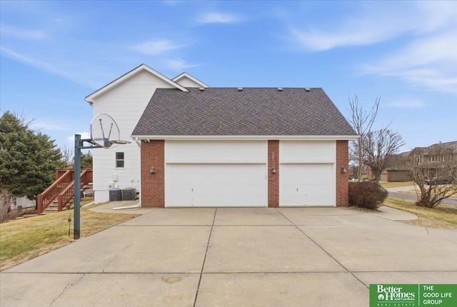 1215 Cork Drive, Papillion, NE 68046