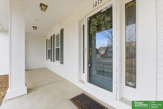 1215 Cork Drive, Papillion, NE 68046