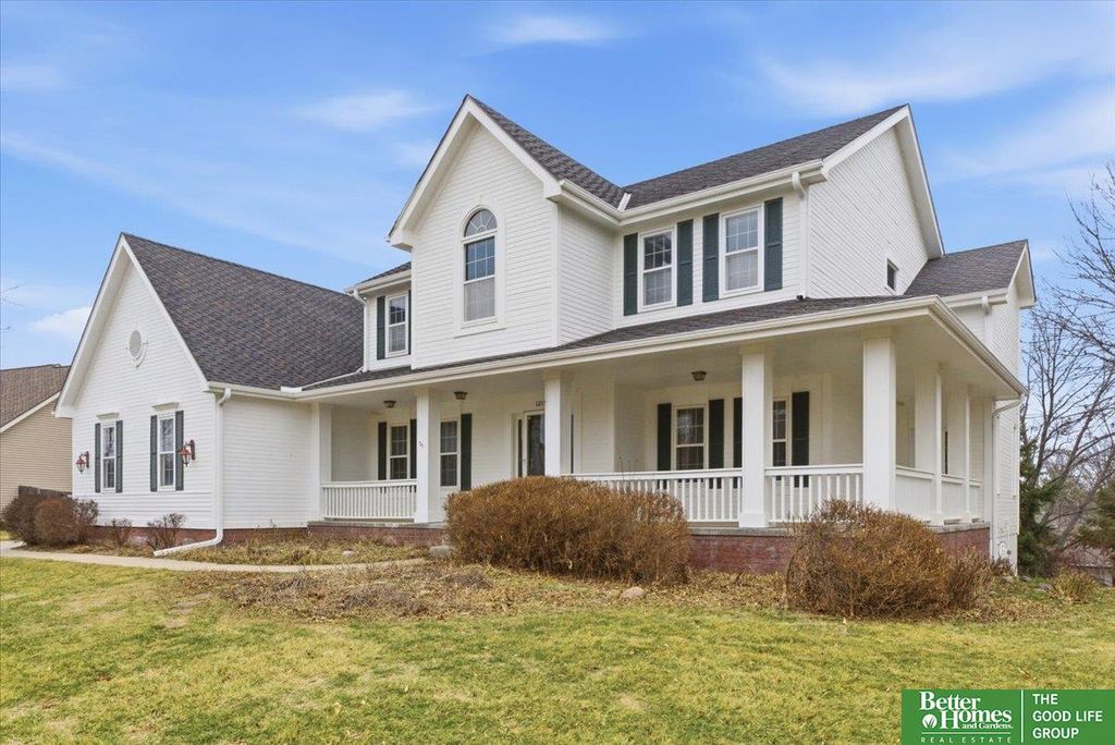 1215 Cork Drive, Papillion, NE 68046