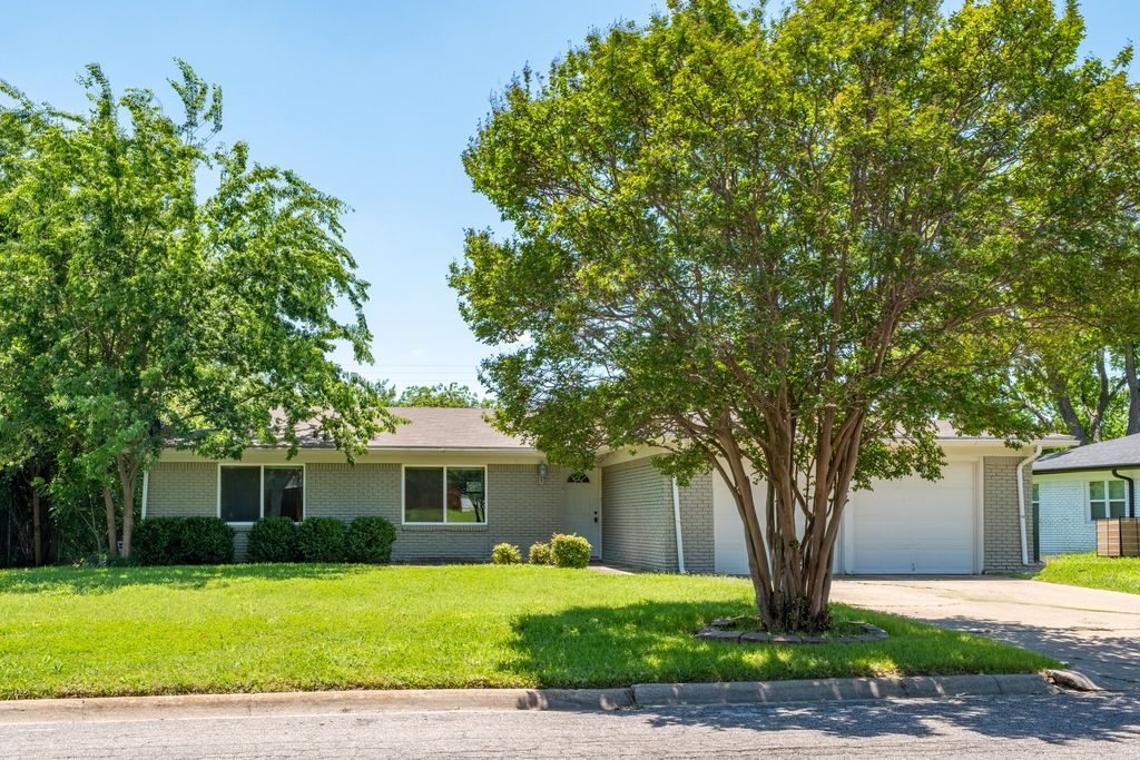 7024 Shauna Drive, North Richland Hills, TX 76180