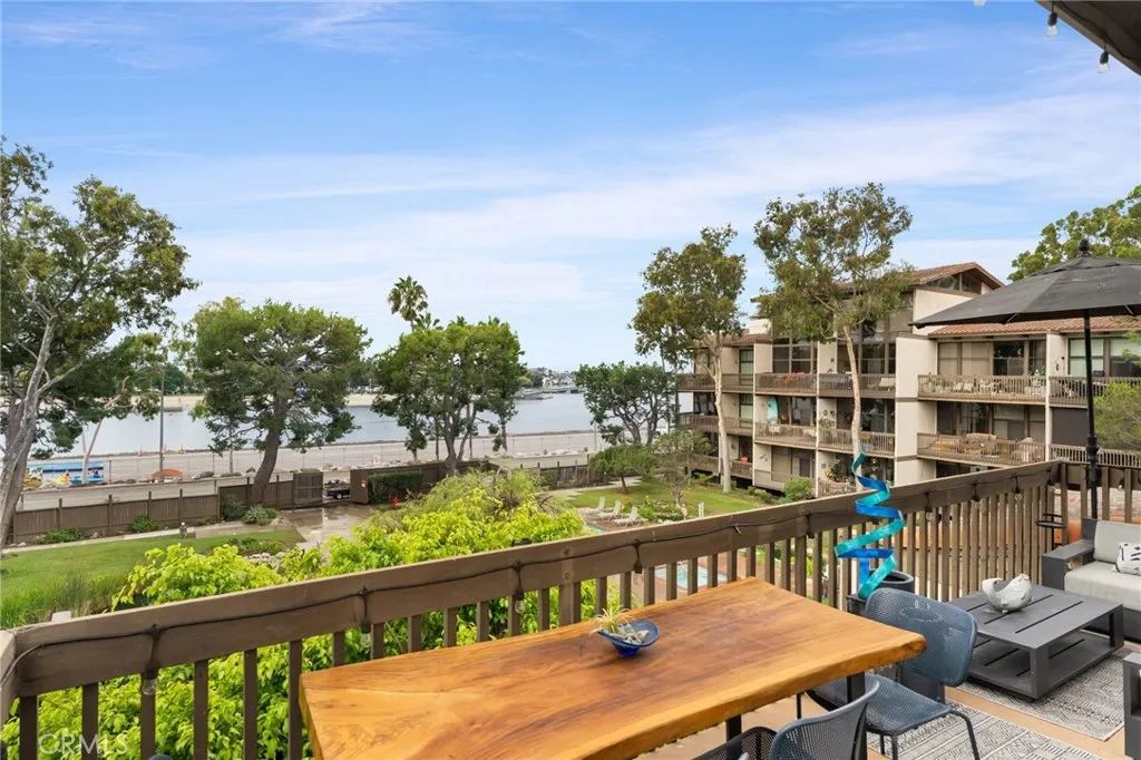 6326 Marina Pacifica Dr S, Long Beach, CA 90803