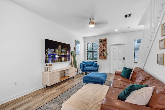 524 SW 19th Way, Fort Lauderdale, FL 33312