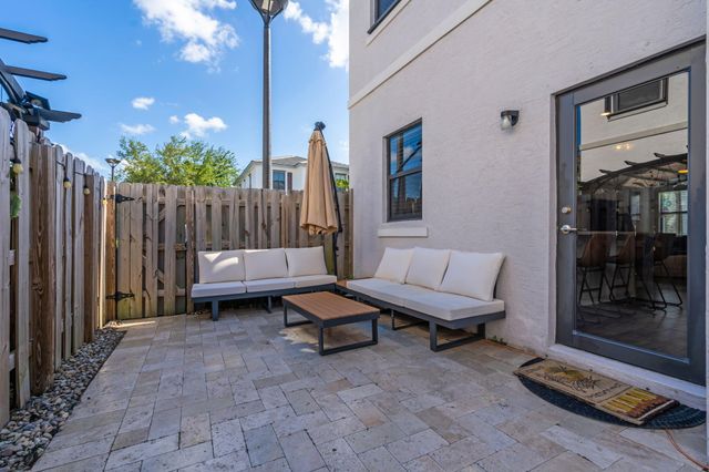 524 SW 19th Way, Fort Lauderdale, FL 33312