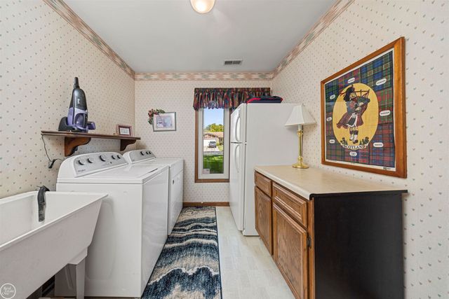 15492 S Royal Doulton Blvd Boulevard, Clinton Township, MI 48038