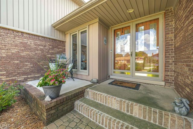 15492 S Royal Doulton Blvd Boulevard, Clinton Township, MI 48038