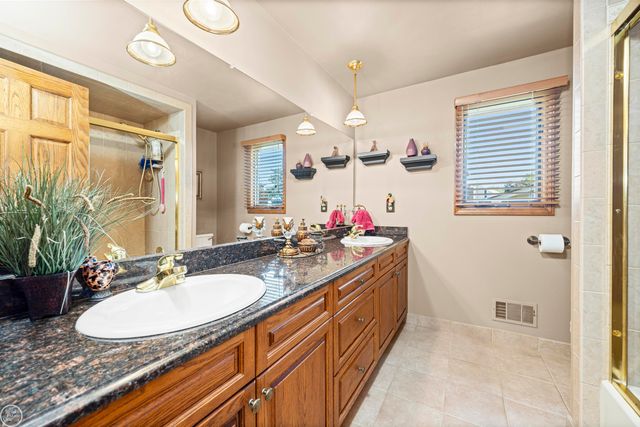 15492 S Royal Doulton Blvd Boulevard, Clinton Township, MI 48038