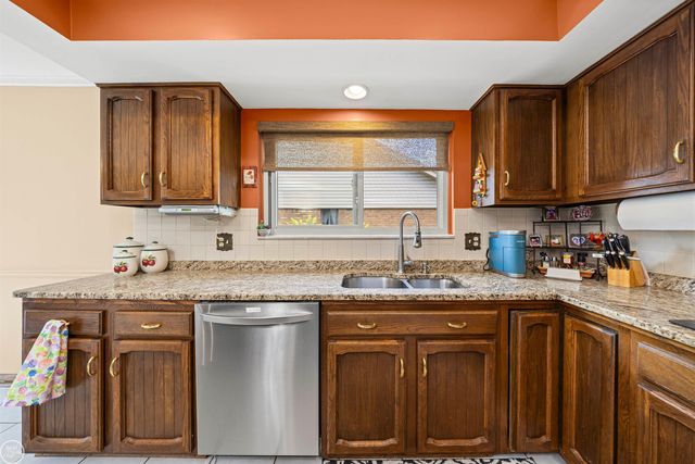 15492 S Royal Doulton Blvd Boulevard, Clinton Township, MI 48038